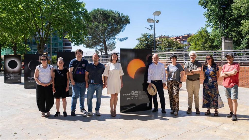 Presentación en Durango (Bizkaia) de la exposición "El día de los dos atardeceres"