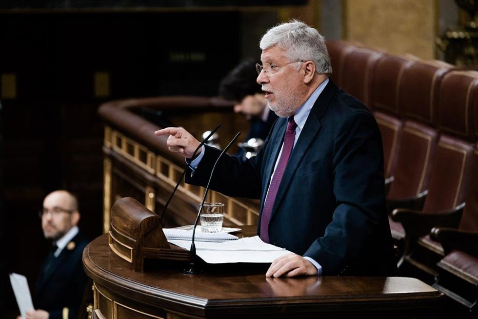 El diputado de Sumar Agustín Santos interviene durante una sesión plenaria en el Congreso, a 7 de mayo de 2026, en Madrid (España). 