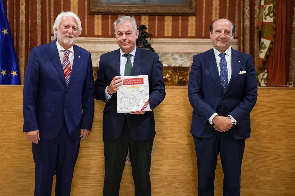 El alcalde de Sevilla, José Luis Sanz, junto al doctor Jesús Castiñeiras Fernández, en la presentación del libro 'La Regia Sociedad de Medicina de Sevilla'.