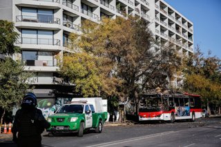 Santiago, 26 de mayo de 2026.  Encapuchados queman un bus Red en la esquina de Romero con Matucana, en los limites de Santiago y Estacion Central, equipo Labocar de Carabineros realiza pericias en el lugar  Diego Martin/Aton Chile