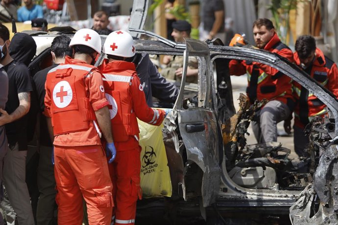 13 de maio de 2026, Jiyeh, Líbano: Equipes de resgate inspecionam um carro atingido por um ataque israelense na região de Jiyeh, ao sul de Beirute. Os ataques mataram pelo menos nove pessoas, incluindo uma mãe e seus dois filhos, e feriram uma pessoa, mar