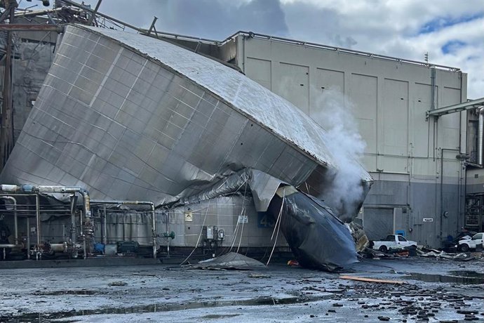 Tanque de licor branco gravemente danificado em uma fábrica em Longview, no estado de Washington, no noroeste dos EUA