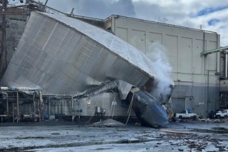 Tanc de licor blanc greument danyat en una planta industrial de Longview, a l'estat de Washington, al nord-oest dels EUA