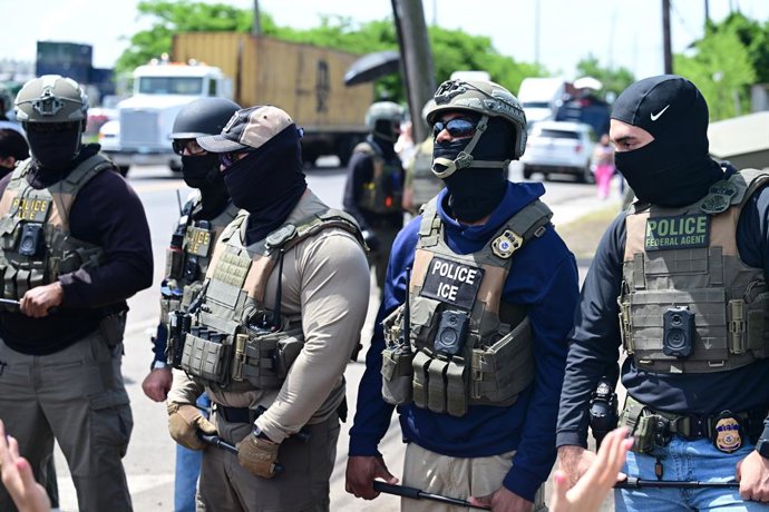 26 de maio de 2026, Newark, Nova Jersey, EUA: (NOVO) Vários manifestantes protestam e enfrentam agentes federais do Serviço de Imigração e Alfândega (ICE) do lado de fora do centro de detenção de imigrantes Delaney Hall, enquanto os detidos estariam em gr