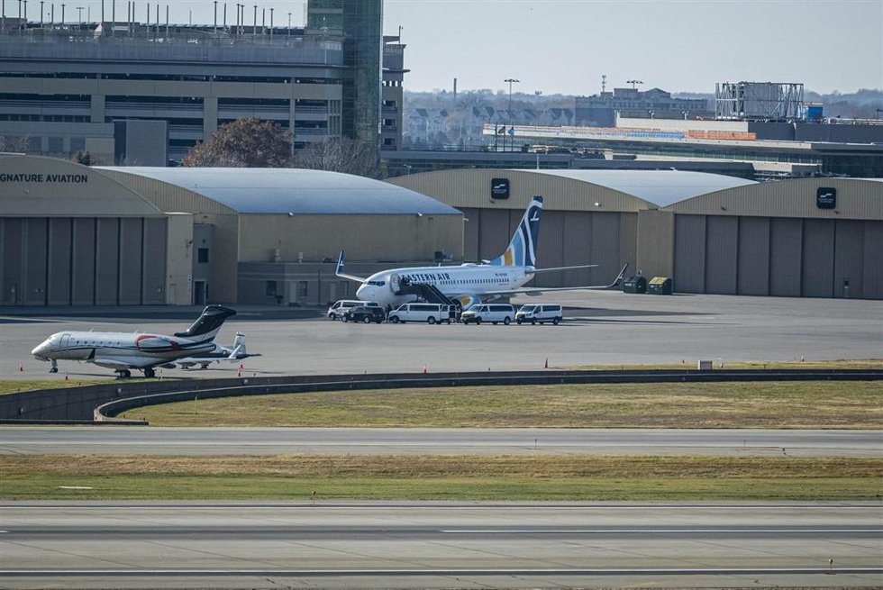 Archivo - Fotografía de operaciones en torno a un vuelo de deportación gestionado por el Departamento de Seguridad Nacional de Estados Unidos