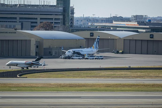 Archivo - Arquivo - 22 de novembro de 2025, Minneapolis, Minnesota, Estados Unidos: Em 22 de novembro de 2025, agentes do ICE e do DHS transportam imigrantes detidos para um avião na Signature Aviation, em Minneapolis, Minnesota, como parte do processo de