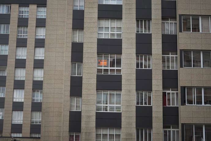 Archivo - Vivienda con cartel de alquiler.