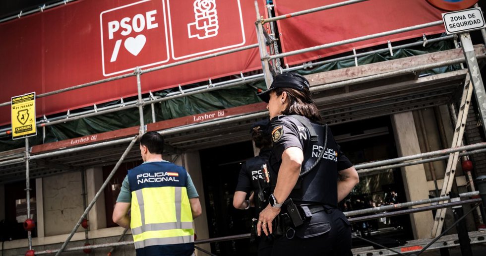 Acceso a la sede nacional del PSOE en Ferraz, a 27 de mayo de 2026, en Madrid (España). Agentes de la Unidad Central Operativa (UCO) de la Guardia Civil han acudido a primera hora de este miércoles a la sede federal del PSOE.
