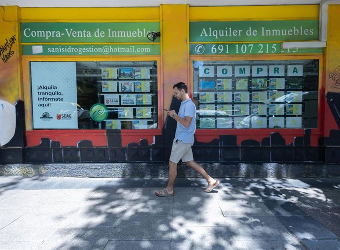 Archivo - Escaparate de una inmobiliaria, a 10 de julio de 2025, en Madrid (España). El precio de la vivienda usada en venta subió un 0,5% en junio frente al mes previo y un 7,5% más en tasa interanual, hasta los 2.041 euros por metro cuadrado. En el segu