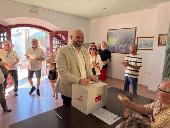El secretario General del PSOE de Cartagena, Manolo Torres, en las votaciones del partido sobre la moción de censura contra la alcaldesa Noelia Arroyo