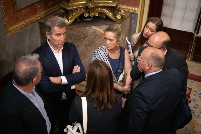 O presidente do PP, Alberto Núñez Feijóo, ao lado de vários deputados do PP, após uma sessão plenária realizada no Congresso, em 26 de maio de 2026, em Madri (Espanha). O Plenário do Congresso inicia sua atividade legislativa com a apreciação de