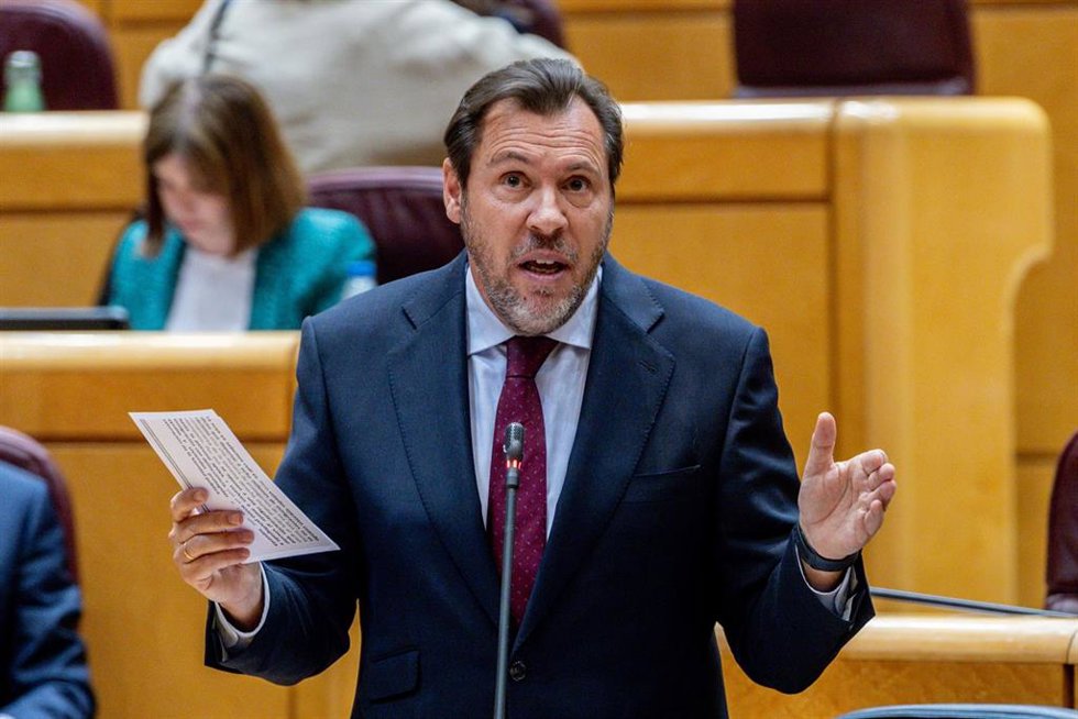 El ministro de Transportes y Movilidad Sostenible, Óscar Puente, interviene durante una sesión plenaria del Senado, a 12 de mayo de 2026, en Madrid (España).