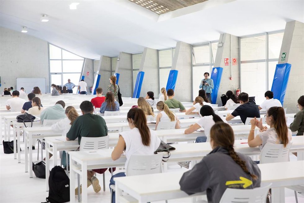 Archivo - Estudiantes preparados para realizar uno de los exámenes de las pruebas de acceso a la universidad 2023, en la Universidad Pablo de Olavide (UPO).