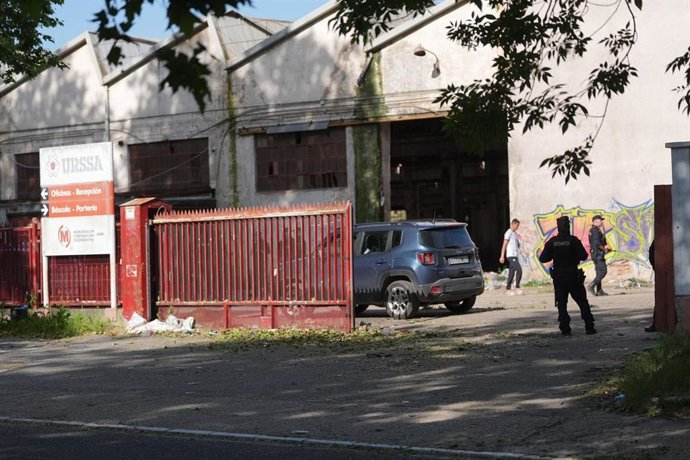 Imahen de la Policía Nacional ante la planta de Urssa, que está siendo desalojada