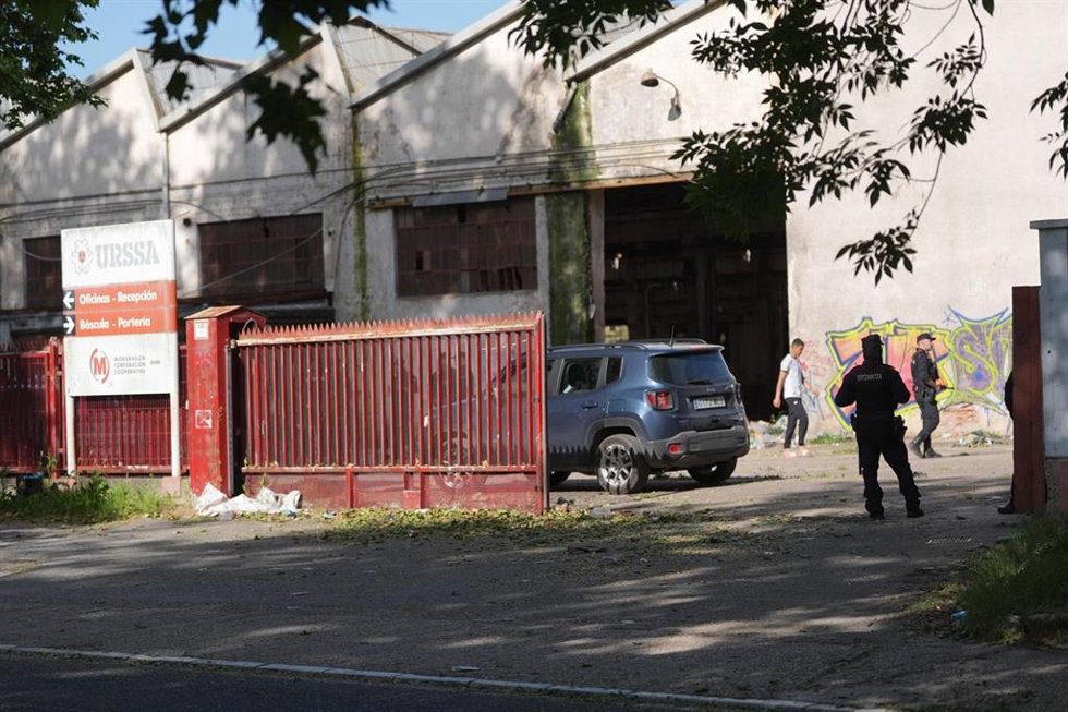 Imahen de la Policía Nacional ante la planta de Urssa, que está siendo desalojada