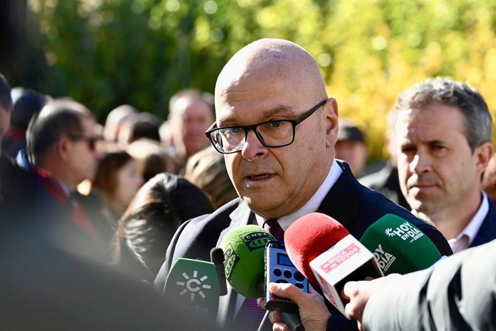 Archivo - El subdelegado del Gobierno en Jaén, Manuel Fernández, en una image de archivo atendiendo a los medios