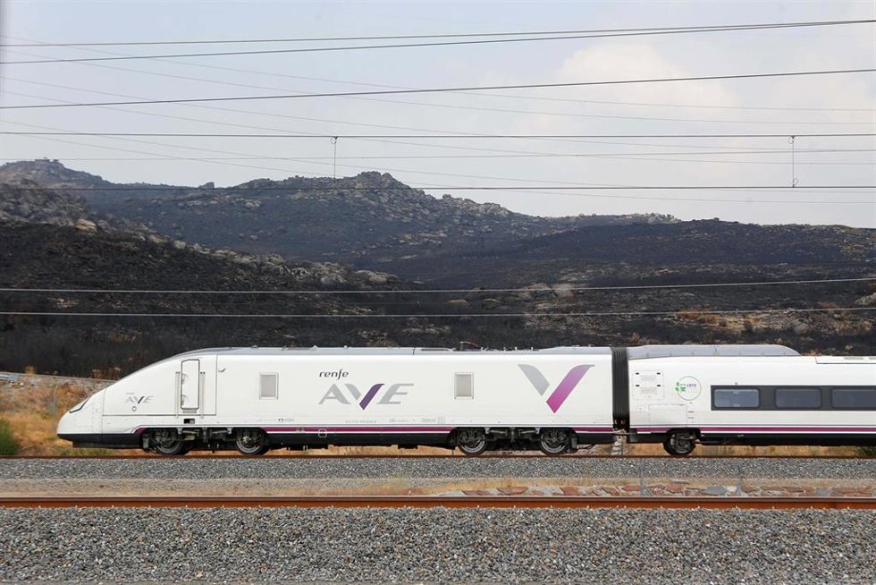 Archivo - Un tren de la línea AVE Madrid-Galicia a su paso por una zona quemada por los incendios, a 21 de agosto de 2025, en A Gudiña, Ourense, Galicia (España).