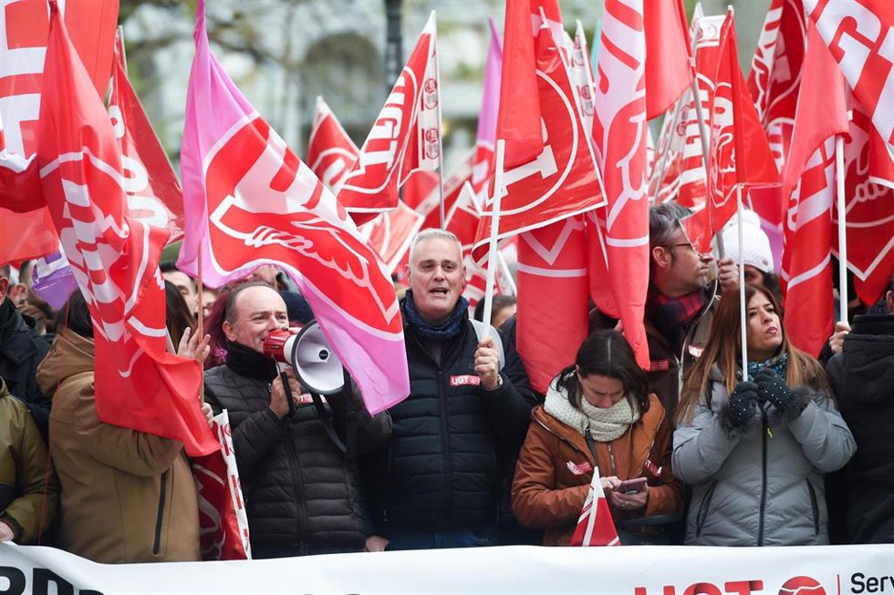 Archivo - Varias personas con banderas sindicales durante una concentración