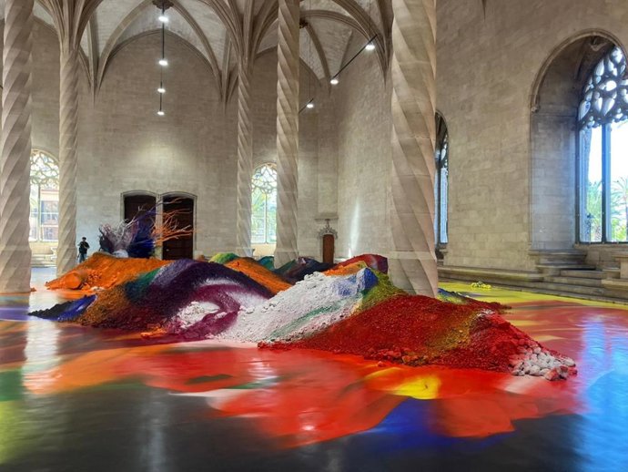 La exposición 'Arrels', de la artista visual alemana Katharin Grosse, en la Llotja de Palma.