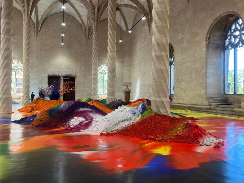 La exposición 'Arrels', de la artista visual alemana Katharin Grosse, en la Llotja de Palma.