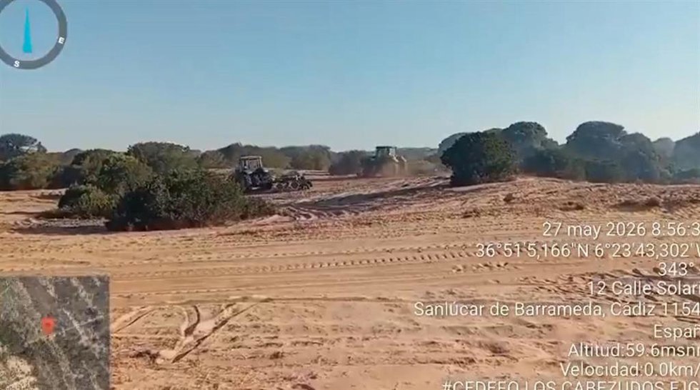Trabajos en la zona del incendio de Doñana para su control.