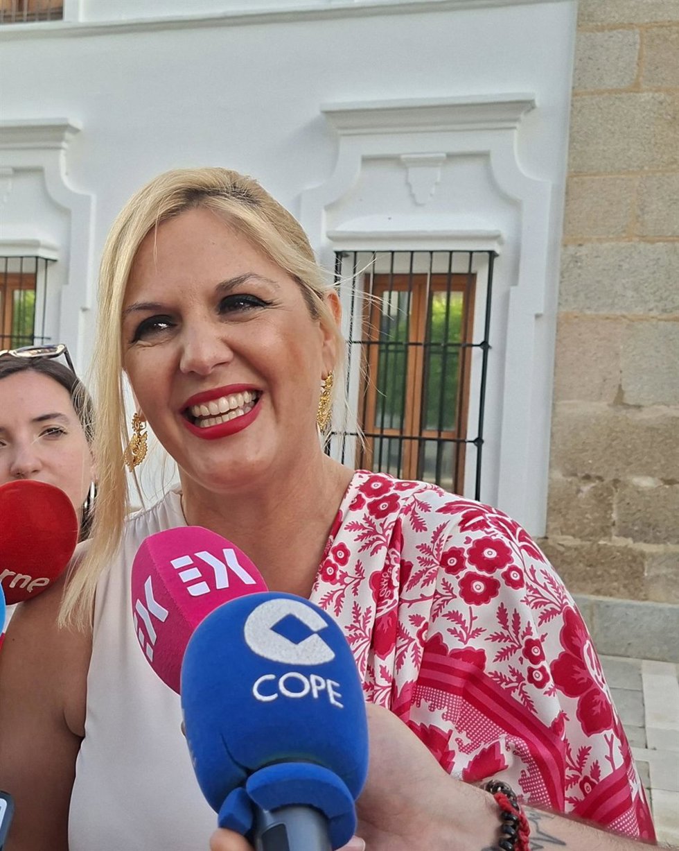La consejera de Hacienda, Administración Pública y Diálogo Social, Elena Manzano, en declaraciones a los medios antes de comparecer en comisión en la Asamblea para informar sobre líneas de actuación de su departamento