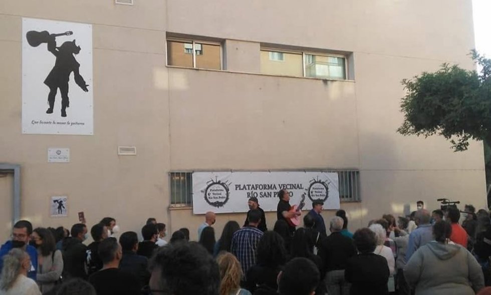 Acto de revelación de la imagen en homenaje a Juan Carlos Aragón en el centro cívico del Río San Pedro, en Puerto Real, en mayo de 2021. ARCHIVO