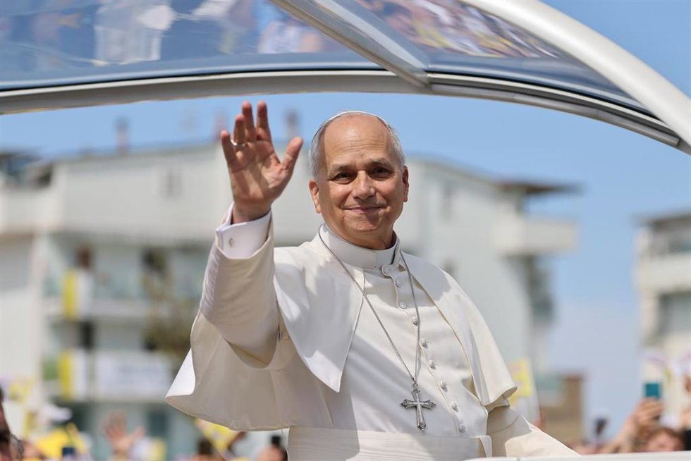 23 May 2026, Italy, Acerra: Pope Leo XIV waves to the crowds during his pastoral visit to the city of Acerra. Photo: Fabio Sasso/ZUMA Press Wire/dpa