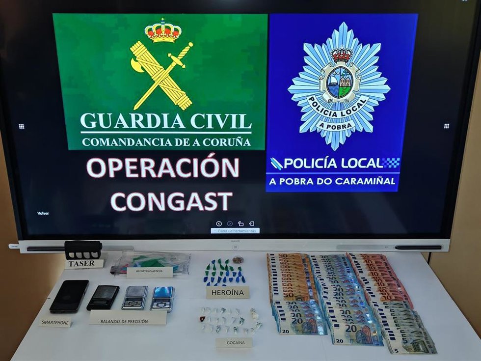 Efectos incautados en la desarticulación de un punto de venta de cocaína y heroína en A Pobra do Caramiñal (A Coruña).