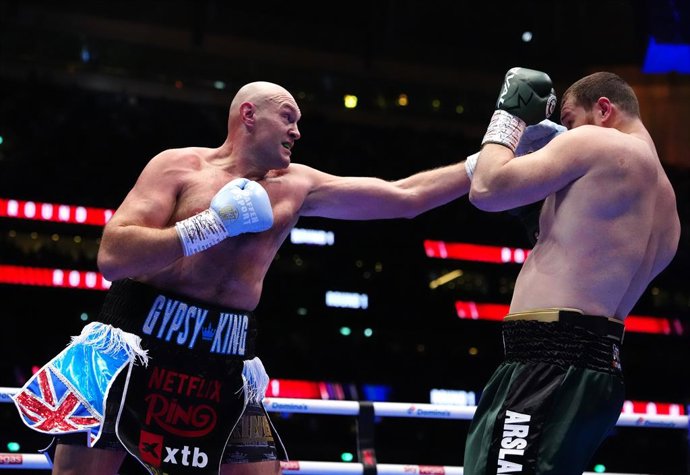 Archivo - 11 April 2026, United Kingdom, London: Britain's Tyson Fury (L) and Russia's Arslanbek Makhmudov (R) exchange punches during their heavyweight 'Clash of the Giants' contest at the Tottenham Hotspur stadium. Photo: Bradley Collyer/PA Wire/dpa