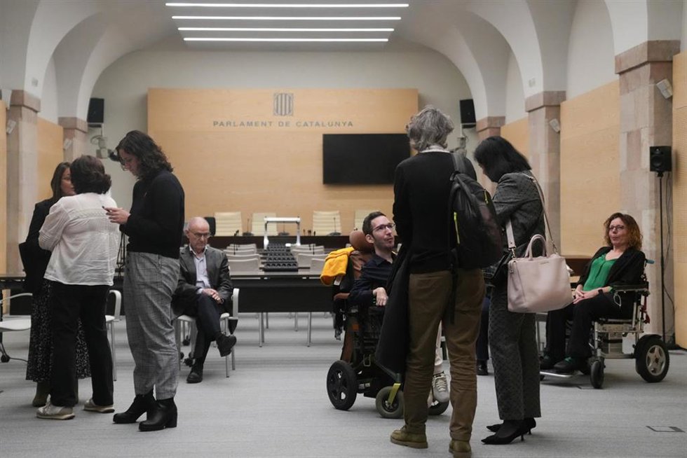 Archivo - Representantes de la Fundació Miquel Valls, Asem Catalunya y Fundame en el Parlament. Foto de archivo