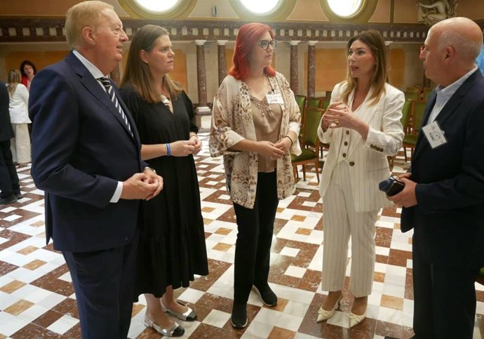 Los diputados regionales del PP Antonio Martínez Pastor , Mª Luisa Ramón, y Mª Carmen Ruiz Jodar con la presidenta del Colegio de Enfermería, Amelia Corominas, y el vicepresidente del Sindicato Médico, Francisco Agulló