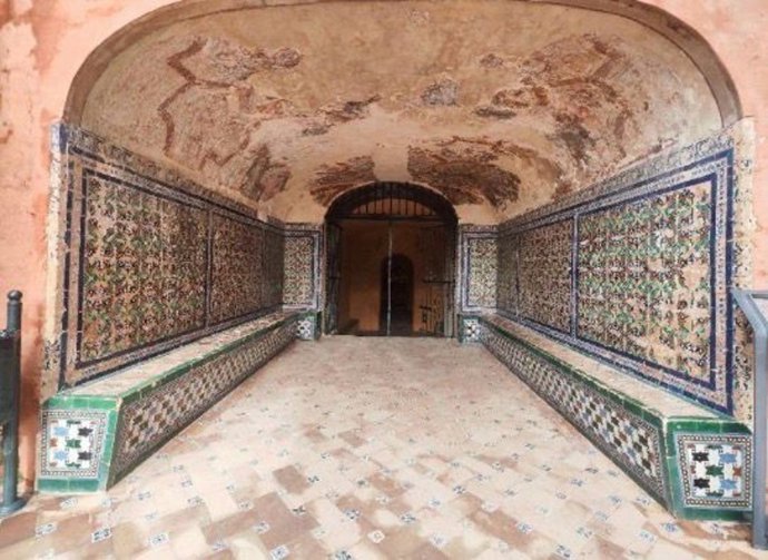 Imagen de el pasaje de acceso al los Baños de Doña María de Padilla del Real Alcázar de Sevilla, tras trabajos de conservación en su azulejería
