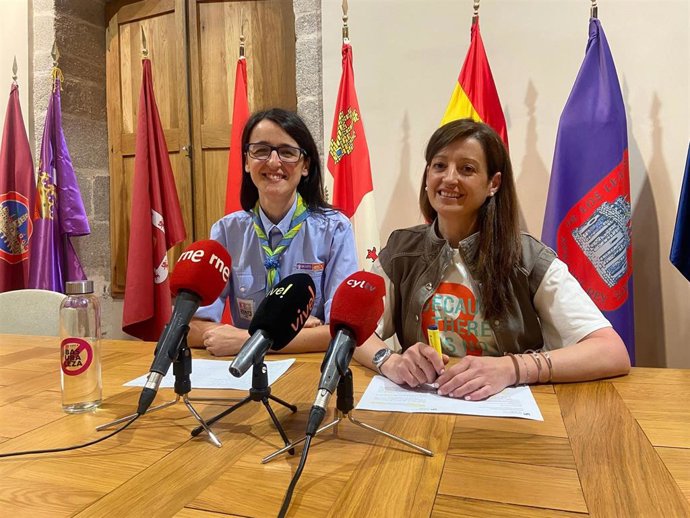 En la imagen, la concejala de Medio Ambiente del Ayuntamiento de Ávila, Cristina García (derecha en la imagen), con Nely Conejo, portavoz de Scouts Gredos.