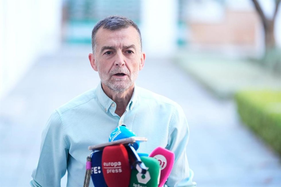 El coordinador federal de IU, Antonio Maíllo, atiende a los medios en el Parlamento andaluz.