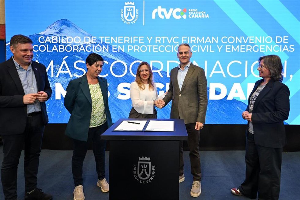 La presidenta del Cabildo de Tenerife, Rosa Dávila y el administrador general de RTVC, César Toledo, en la firma de un convenio para reforzar la coordinación ante emergencias