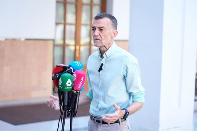 El coordinador general de Izquierda Unida (IU) y candidato de Por Andalucía a la Presidencia de la Junta, Antonio Maíllo, en una atención a los medios de comunicación en el Parlamento de Andalucía.