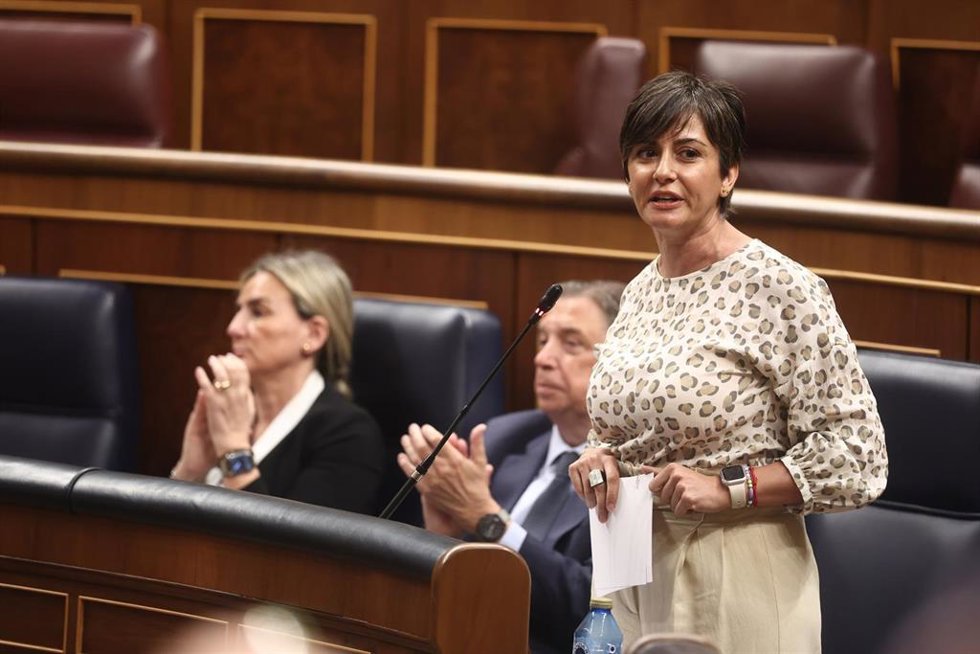 La ministra de Vivienda y Agenda Urbana, Isabel Rodríguez, interviene durante una sesión plenaria en el Congreso de los Diputados.