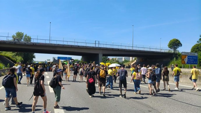 Los docentes cortan la AP-7 en Girona este miércoles