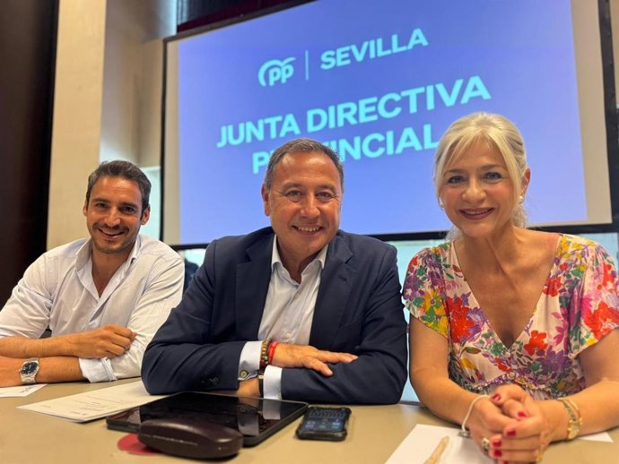El presidente del PP de Sevilla, Ricardo Sánchez, (c), junto a la consejera de Cultura y Deporte en funciones, Patricia del Pozo, y al secretario general del PP de Sevilla, Agustín Aguilera.