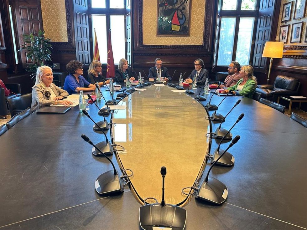 El presidente del Parlament, Josep Rull, encabeza la reunión de la Mesa con la presencia de la que será la nueva letrada mayor, Anna Casas
