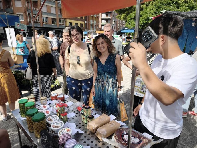 La consejera de Educación, Eva Ledo, durante su visita al mercado cooperativas y asociaciones educativas en Langreo.