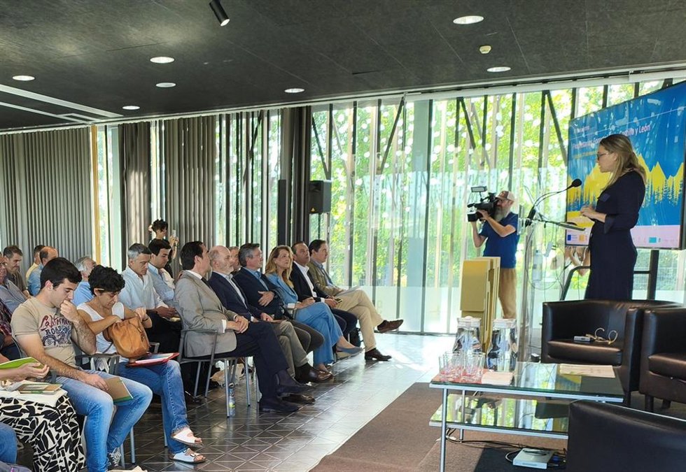 Jornada de propietarios forestales a la que han asistido el consejero de Medio Ambiente, Vivienda y Ordenación Territorial, Juan Carlos Suárez-Quiñones, y el presidente de la Federación que arropa a los propietarios (Fafcyle), Jesús Pestaña.