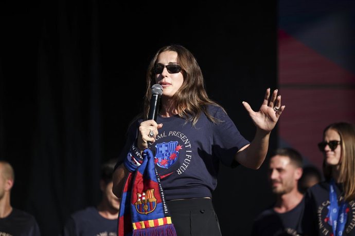 Alexia Putellas, do FC Barcelona, comemora os títulos da Liga dos Campeões Feminina da UEFA, da Liga F, da Supercopa e da Copa La Reina com seus torcedores, em 24 de maio de 2026, em Barcelona, Espanha.