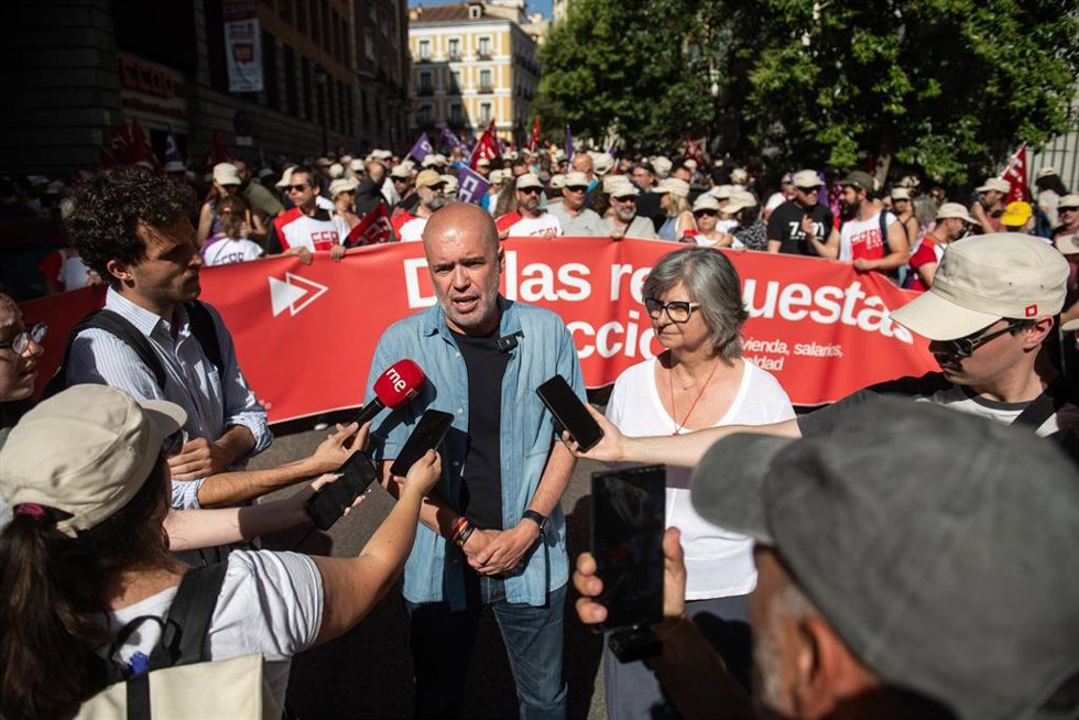 El secretario general de CCOO, Unai Sordo, y la secretaria general de CCOO de Madrid, Paloma López, atienden a los medios durante una manifestación bajo el lema ‘De las respuestas a la acción’