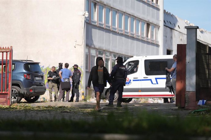 Policía durante el desalojo de la fábrica URSSA