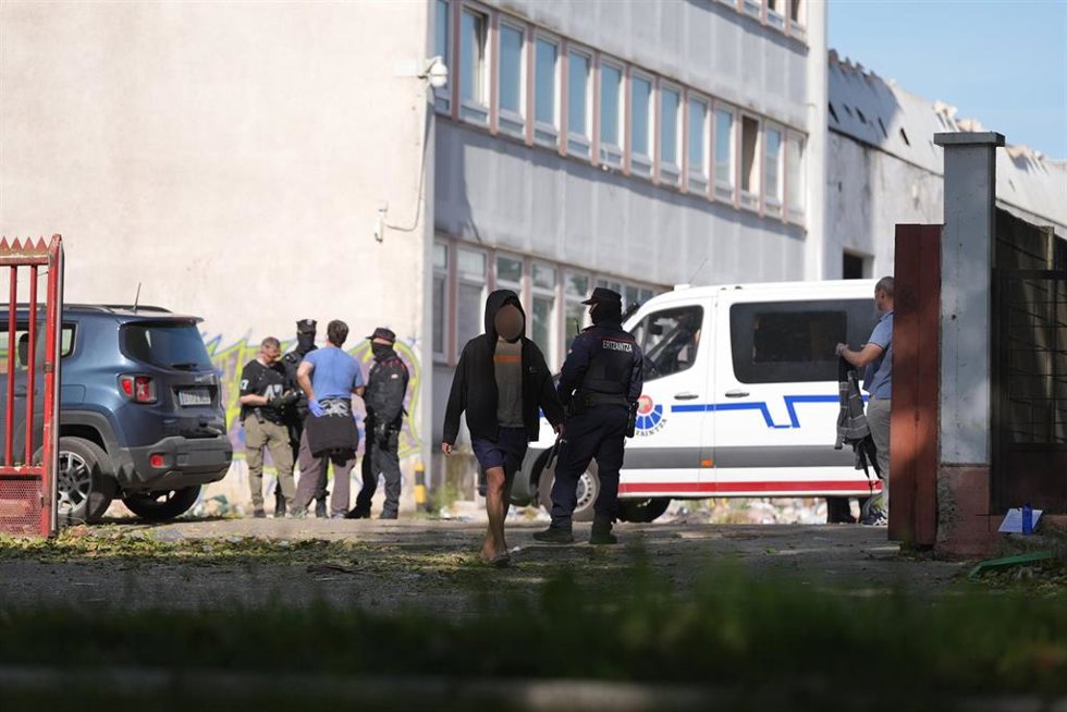 Policía durante el desalojo de la fábrica URSSA