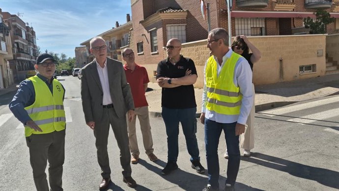 El concejal de Planificación Urbanística, Vivienda, Medio Ambiente y Huerta, Antonio Navarro, visita las obras de rehabilitación energética y regeneración urbana en el edificio municipal de viviendas de la pedanía de Javalí Nuevo