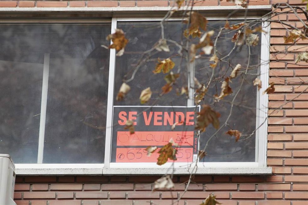 Archivo - Cartel de "se vende" en la ventana de un edificio.