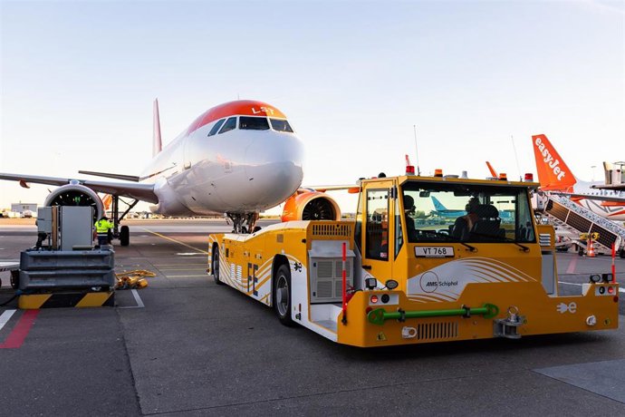 El aeropuerto de Ámsterdam usa el primer sistema eléctrico de rodaje para aviones de la mano de easyJet y Airbus.